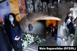 რეზო გაბრიაძეს ხალხი ემშვიდობება მის მიერ დაარსებულ მარიონეტების თეატრში, სადაც 8-9 ივნისს სამოქალაქო პანაშვიდი გაიმართა.