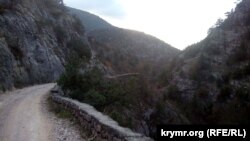 Горная дорога в Крыму. Иллюстрационное фото