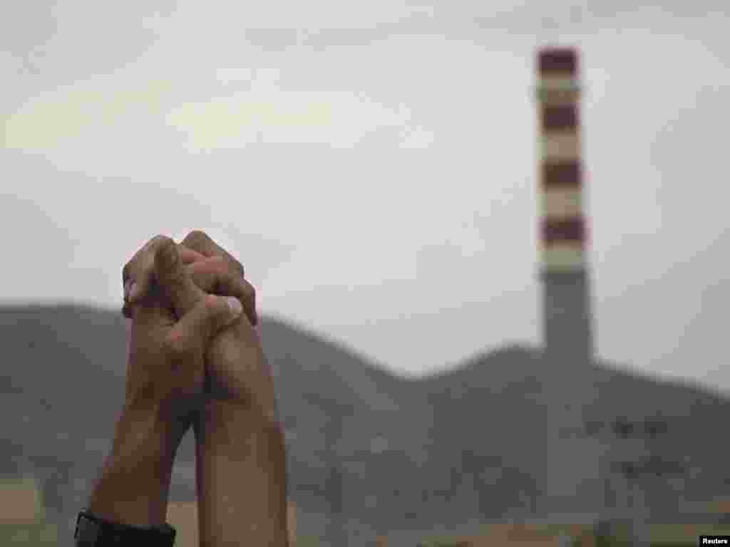Iranian students hold up their hands as a sign of unity as they form a human chain around a nuclear facility in Isfahan in support of the country's nuclear program on November 15. (REUTERS/Morteza Nikoubazl)