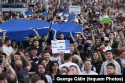 Miting organizat de candidatul independent la președinție Nicușor Dan, pe 11 mai, în Piața Victoriei din București.