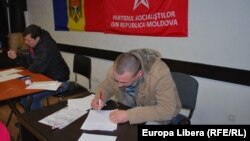 Migranți în Rusia completînd cereri la sediul PS de la Chișinău