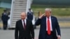 Președintele Donald Trump salută în compania președintelui Vladimir Putin la baza Elmendorf-Richardson din Anchorage, Alaska, pe 15 august 2025.