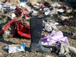 Речі пасажирів на місці падіння літака Boeing 737 авіакомпанії «Міжнародні авіалінії України». Шахріарі, Іран, 8 січня 2020 року