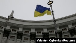 Ուկրաինայի դրոշը կառավարության շենքի վրա