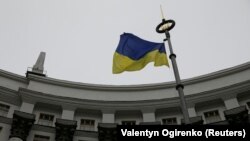 Флаг у здания правительства Украины.