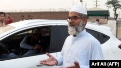 Amin Ansari, whose 7-year-old daughter was found raped and murdered, leaves the Kot Lakhpat Jail in Lahore on October 17 following the execution of Imran Ali, who was convicted of the crime.