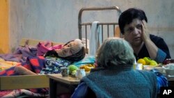 3-ми ноябр. Сокинони Қаробоғ дар як таҳхонае аз оташи ҷанг панаҳ бурдаанд 
