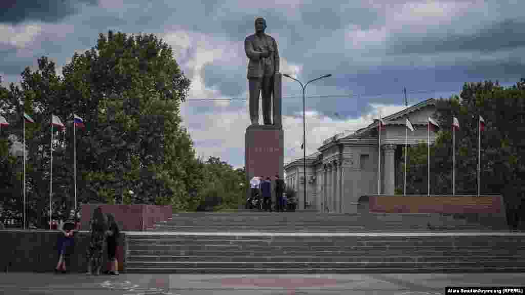 Aqmescit, Lenin abidesi. Tunçtan yapılğan eykel şeer merkezinde aynı adlı meydanda yerleşken. Abideni 1967 senesi açtılar