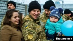 Ілюстраційне фото: родина українського військовослужбовця отримує житло, 2016 рік (архів)
