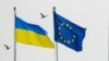 Ukrajna és az Európai Unió zászlaja Kijevben 2021. december 6-án