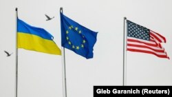 Прапори України, Євросоюзу та США в центрі української столиці, 6 грудня 2021 року