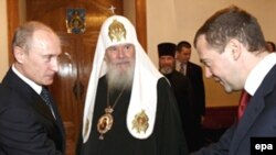 Второй вопрос - епископа Анадырского и Чукотского Диомида - связан с его открытыми письмами. В частности, он считает, что церковь не должна представлять нынешнюю российскую власть