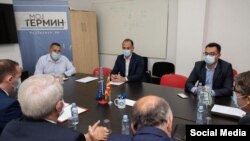Министерот за здравство Венко Филипче и неговиот колега од Косово Арменд Земај со своите тимови на работна средба.