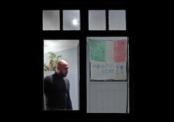 На вікні житлового будинку в Лондоні напис на підтримку Італії – «Все буде добре», 17 березня 2020 року