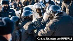 Эпизод столкновений протестующих с полицией в Хабаровске, 23 января 2021