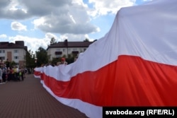 Protesters unfurl a banner in Babruysk on August 16.