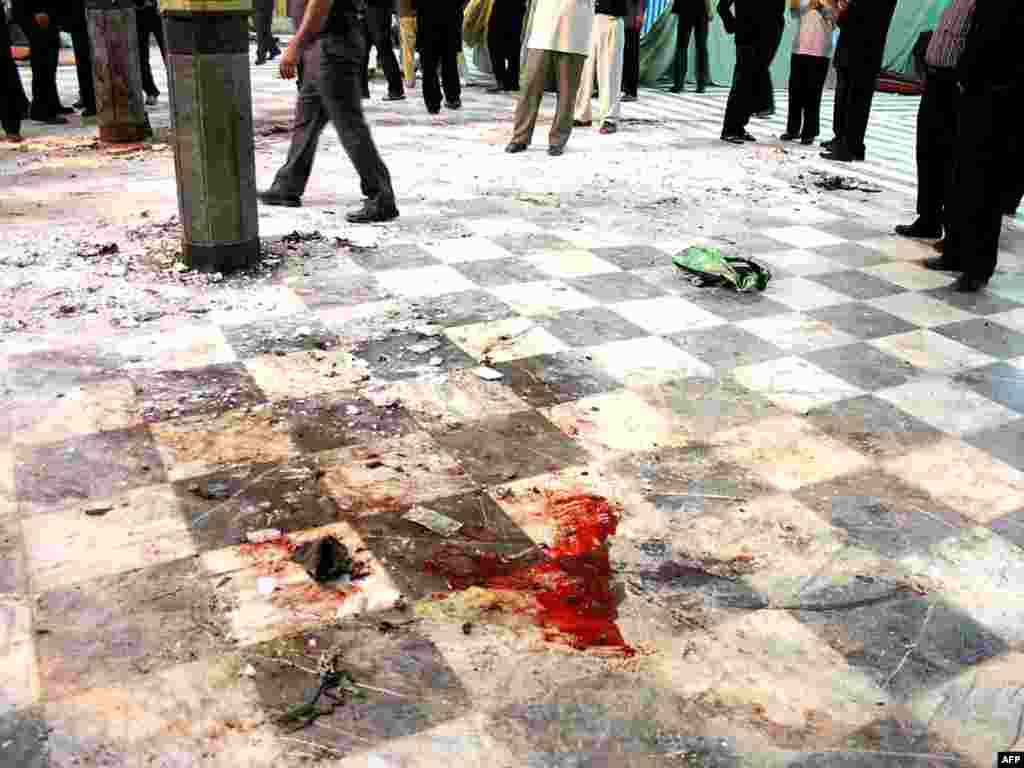 Iran - Eksplozija - Unutar džamije Amir al-Momenin u južno-istočnom gradu Zahedan eksplozija bombe je ubila 15 a ranila 80 ljudi. 