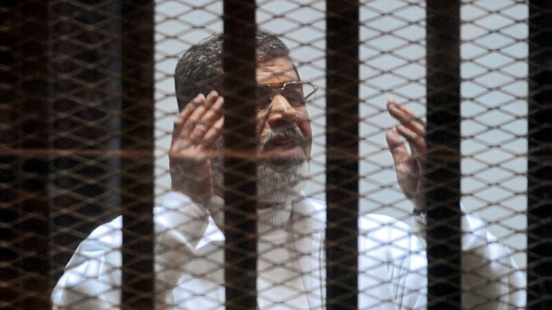 Müsüriň ozalky prezidenti Morsi sud otagynda ölenden soň Kairde jaýlandy