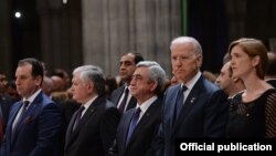 Армян геноцидін еске алу жиынына қатысып тұрған Джо Байден. 2015 жыл.