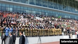 Bedew baýramçylygy mynasybetli geçirilen çäreleriň birine gatnaşýan türkmenistanlylar (Arhiw suraty)