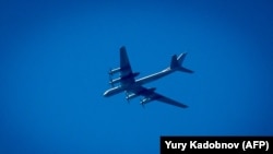 Бомбардировщик Ту-95 в небе.