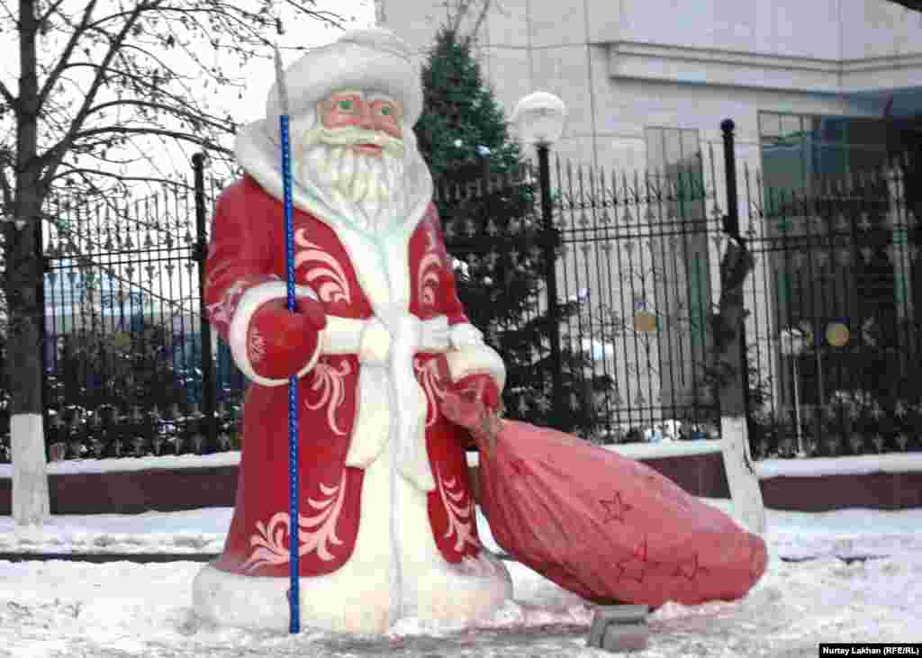 Фигура Деда Мороза у резиденции президента Казахстана.