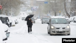 Armenia - A heavy snowfall in Yerevan, 30Mar2014.