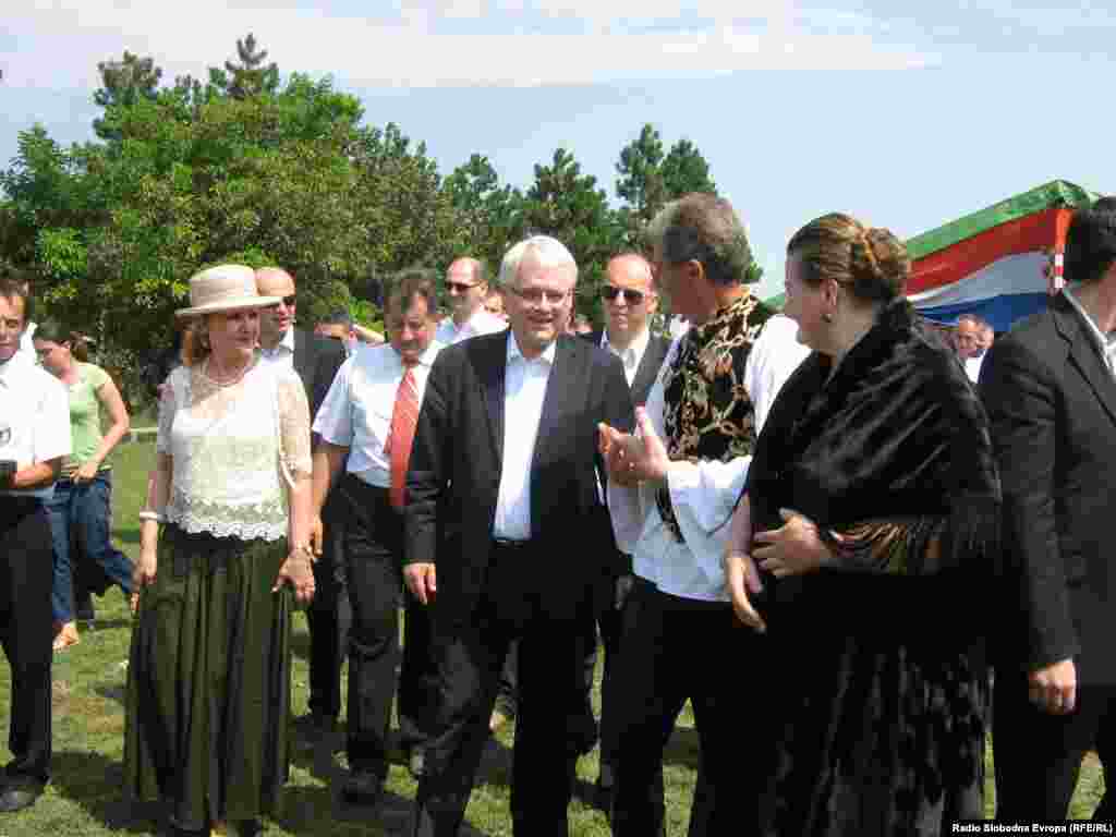 Ivo Josipović na salašu jednog od članova DSHV u Vojvodini, 18. jul 2010. - Na salašu blizu naselja Đurđin, na kojem je u svom obraćanju prisutnima zahvalio što se u ovom delu Srbije čuvaju hrvatska kultura i hrvatska reč