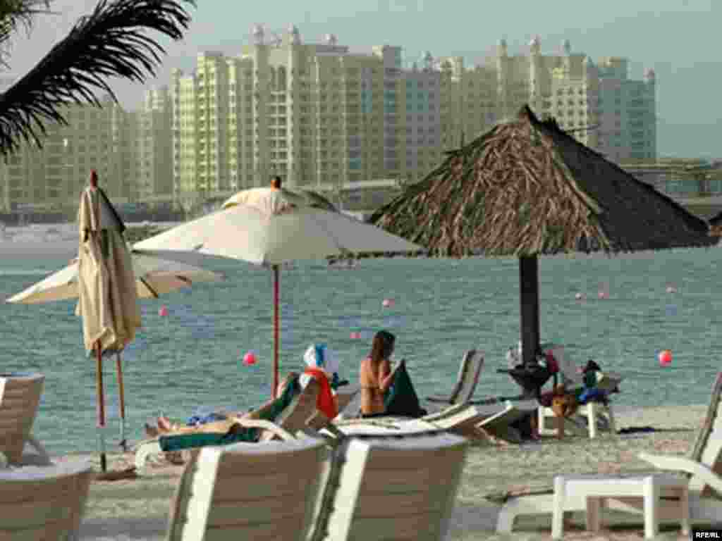 سواحل دبی یکی دیگر از جاذبه های این شهر برای گردشگران است.