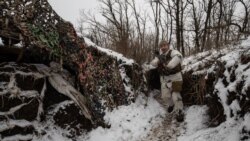 ВІйськовий ЗСУ йде окопами поблизу Красногорівки, Донецька область