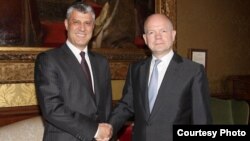 Kryeministri i Kosovës, Hashim Thaçi, dhe sekretari i jashtëm britanik, William Hague.