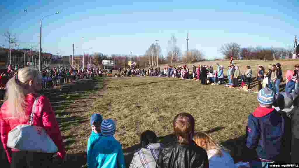 Belarus - Holy Saturday in Minsk churches, Consecration of Easter meals, 11Apr2015