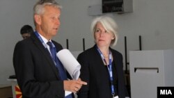 Серејн Мауборн, специјалниот координатор на ОБСЕ и Шефот на делегацијата на Парламентарното Собрание на ОБСЕ, Рајнхолд Лопатка го набљудуваат гласањето на претседателските избори 