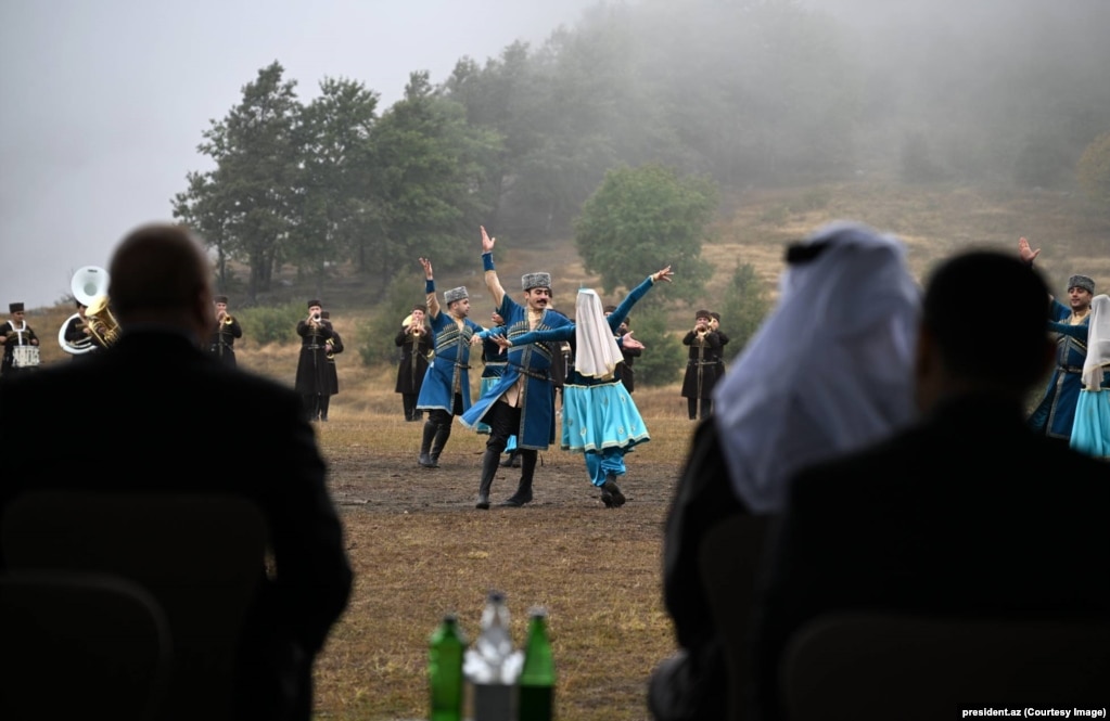 Presidenti Ilham Aliev (majtas) ndjek një shfaqje kulturore në Shusha (e njohur nga armenët si Shushi) në shtator të vitit 2025.