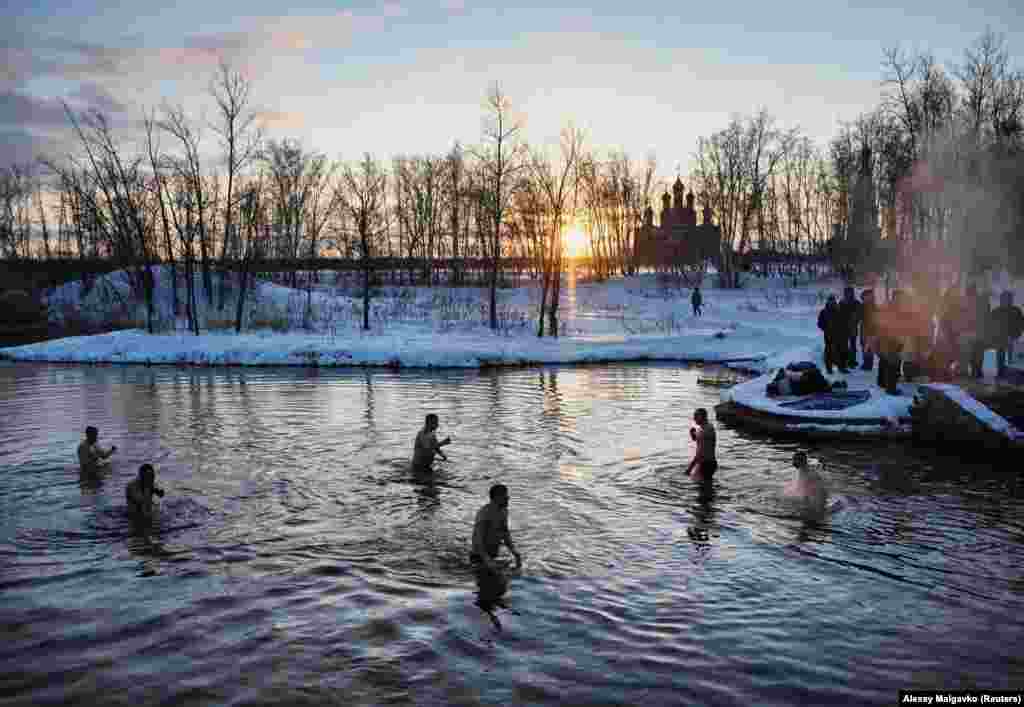 Росія, 19 січня: православні відзначають Водохреще, занурюючись у крижану воду в Омську. Наступного дня у двох громадян Китаю, які прибули в Росію, виявили коронавірус. Станом на 2 квітня в Росії виявлено понад три з половиною тисячі випадків зараження, 30 людей померли