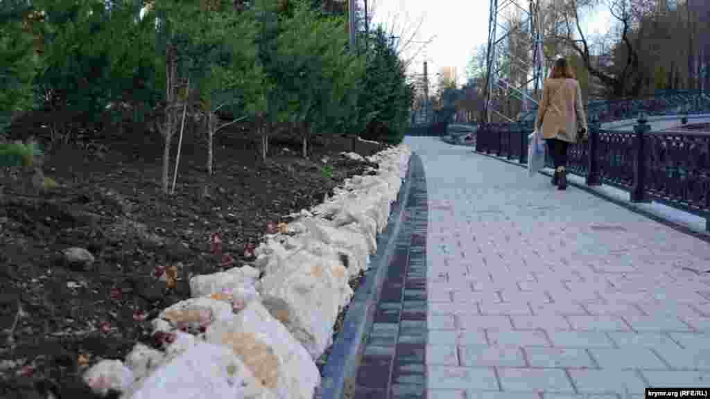 Gasprinkogo soqağında eski tereklerniñ yerine servilerni saçtılar. Bıltır qışta bu tereklerniñ bazıları öldi
