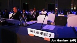 آسوشیتدپرس نوشته است که میز ایران در کنفرانس ابوظبی «در کنار میز اسرائیل» قرار داشته است.