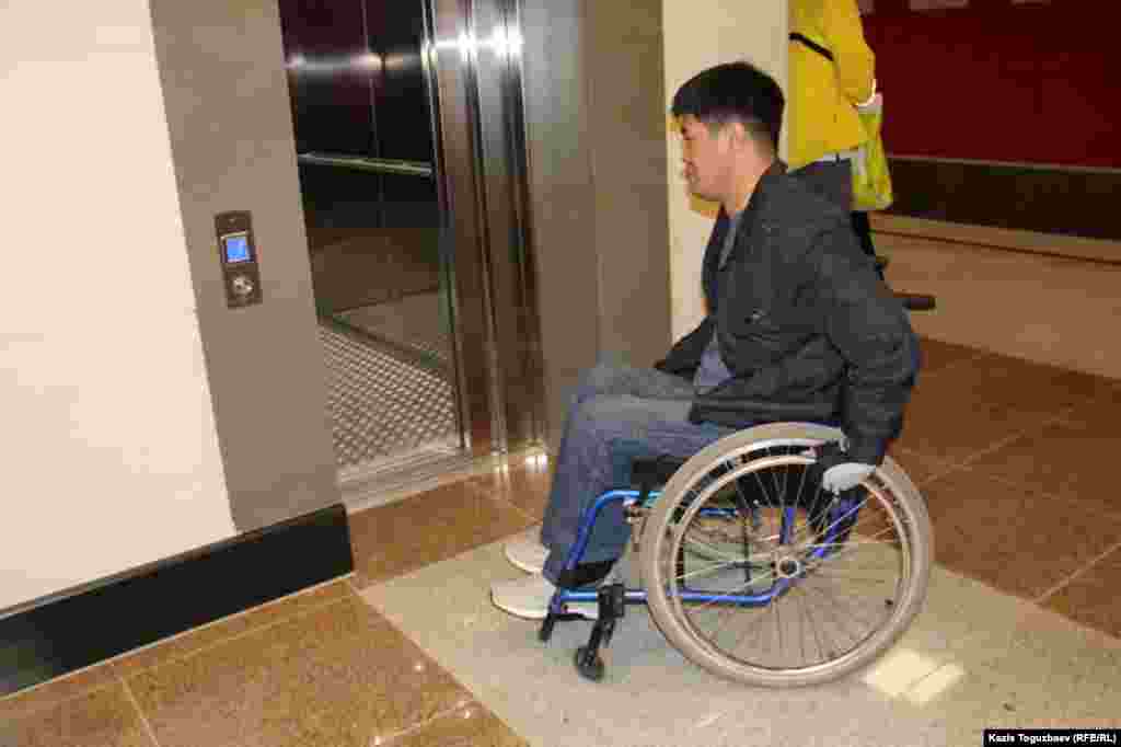 Мужчина в инвалидной коляске въезжает в лифт на станции &laquo;Москва&raquo; алматинского метро. Алматы, 18 апреля 2015 года.