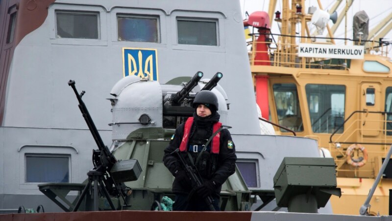 Украинские пограничники: ФСБ России в Азовском море провокационно освещает украинские катера