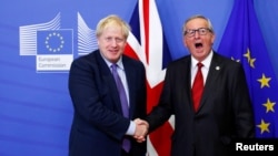 Борис Джонсън и Жан-Клод Юнкер се поздравяват в Брюксел с постигането на новата сделка за Брекзит