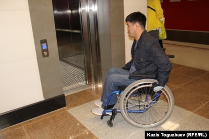 Лифтке кіріп жатырмын Лифтке кіріп жатырмын