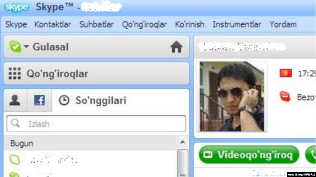 Skype-пен сөйлесіп отырған адам.