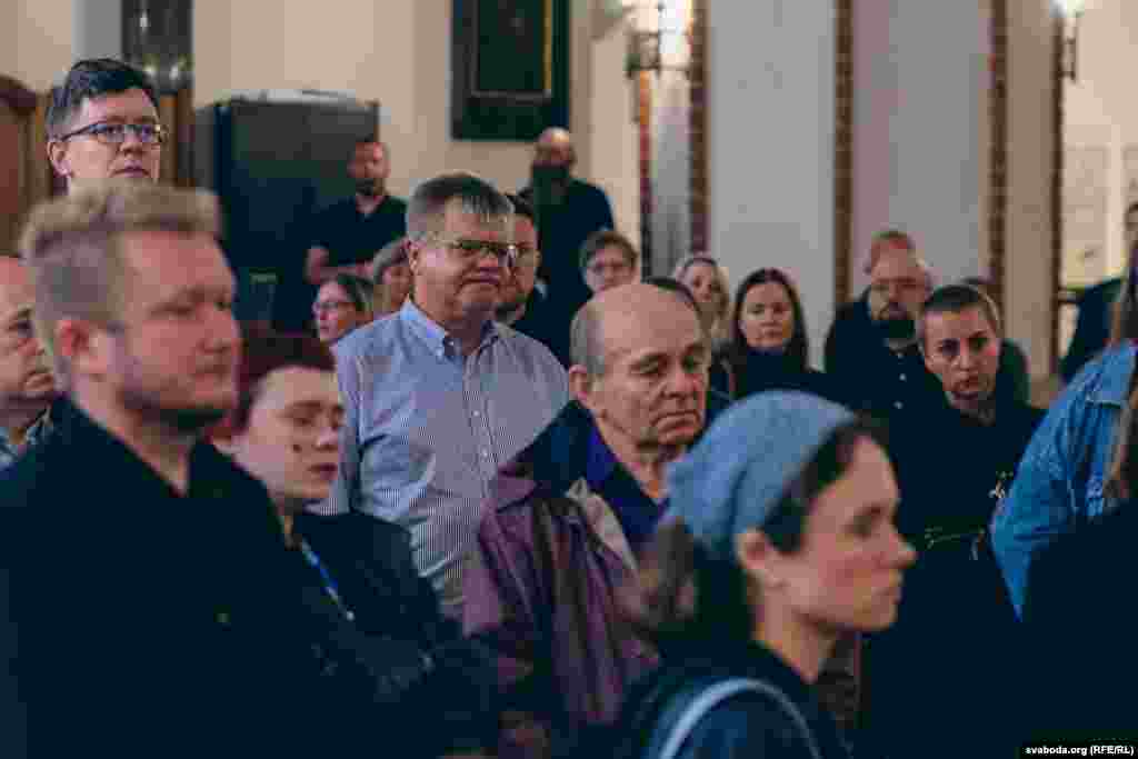 Сярод тых, хто прыехаў разьвітацца з Аляксандрам Мілінкевічам – Віктар Бабарыка (у цэнтры)
