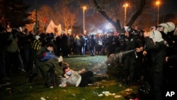  Полицаи за битка с безредиците употребяват пикантен спрей по време на конфликти с хора в Истанбул, Турция, четвъртък, 20 март 2025 година, които стачкуват против ареста на кмета на Истанбул Екрем Имамоглу. 