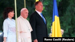 Pope Francis stands next to Romanian President Klaus Iohannis and his wife, Carmen, during a welcome ceremony at the Cotroceni Palace in Bucharest on May 31.