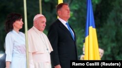 Papa Francis, Klaus Iohannis və həyat yoldaşı Carmen ilə