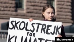 Greta Thunberg protestând la Stockholm. 22 martie 2019