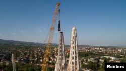 Vrh jednog od tornjeva Zagrebačke katedrale, koji je prijetio da se sruši nakon što je oštećen u potresu, uklonjen je u ožujku