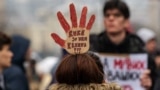 Shuplaka e kuqe është bërë simbol i protestave në Serbi pas tragjedisë në qytetin e Novi Sadit, ndërsa “Duart i keni të përgjakura” është bërë një nga parullat kryesore.