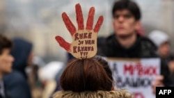 Shuplaka e kuqe është bërë simbol i protestave në Serbi pas tragjedisë në qytetin e Novi Sadit, ndërsa “Duart i keni të përgjakura” është bërë një nga parullat kryesore.